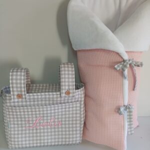 Kit de paseo artesanal vichy gris y rosa – bolso organizador, saco waffle y bordado personalizado
