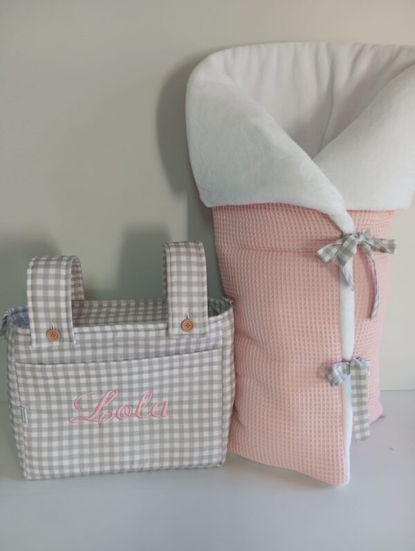 Kit de paseo artesanal vichy gris y rosa – bolso organizador, saco waffle y bordado personalizado