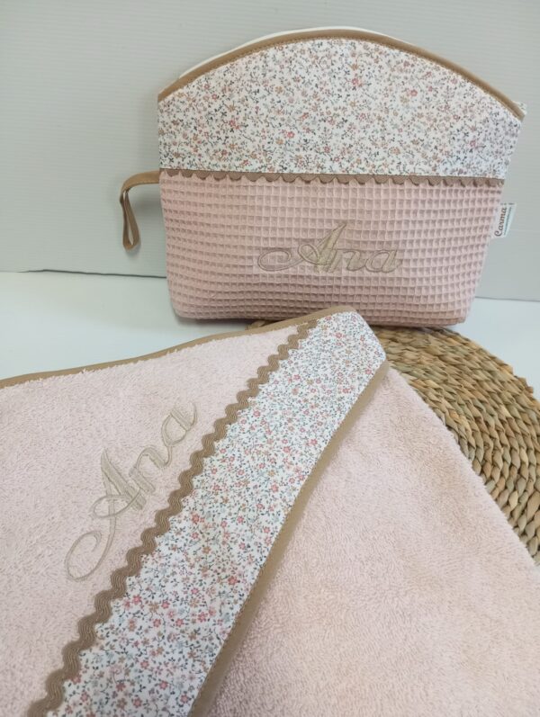 Set personalizado de capa de baño y neceser – Diseño floral y bordado con nombre