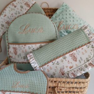 Pack nacimiento personalizado verde ratoncitos – Cambiador, capa de baño, funda cartilla, cojín y babero