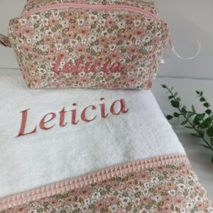 Toalla personalizada flores rosa con neceser a juego