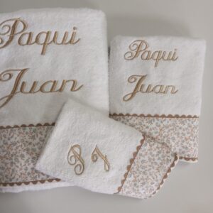 Juego de toallas personalizadas beige floral – 3 piezas