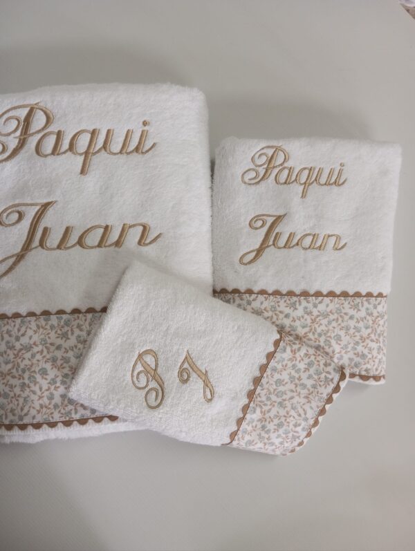 Juego de toallas personalizadas beige floral – 3 piezas