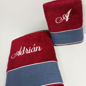 Juego de toallas burdeos con detalle azul y bordado personalizado